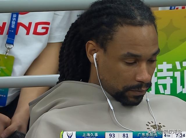 萨林杰末节戴耳机玩手机引球迷不满！“保障合同后 直接躺平滑水”